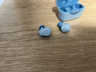 Auriculares inalámbricos azules y blancos