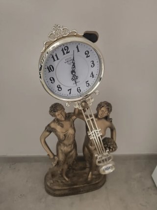 Orologio da tavolo con statue