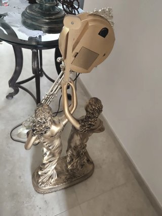 Orologio da tavolo con statue