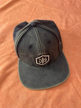 Gorra con logo hexagonal