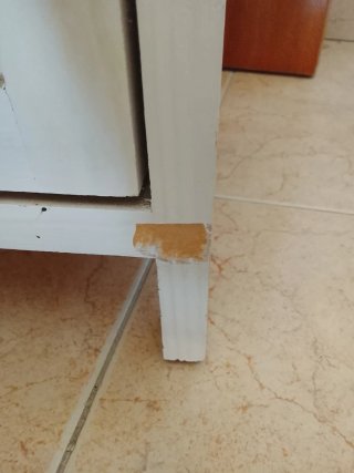 Mesita de noche blanca de madera