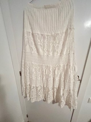Falda larga blanca con puntillas