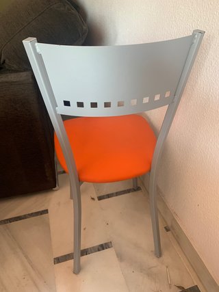 Silla moderna gris y naranja
