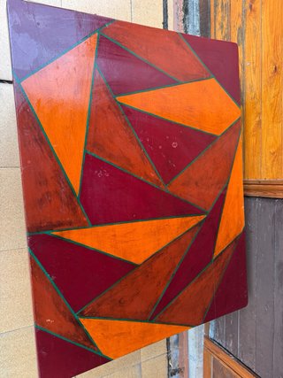 Mesa baja de madera con diseño geométrico