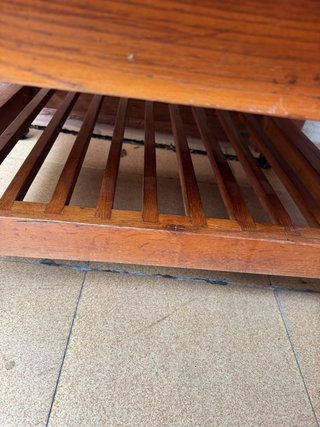 Mesa baja de madera con diseño geométrico