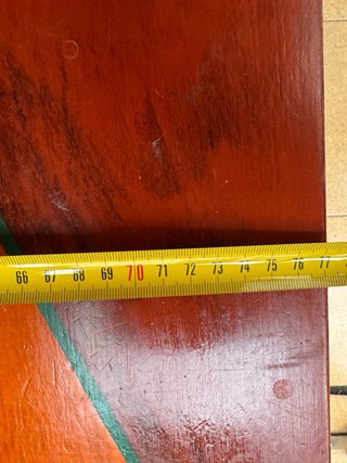 Mesa baja de madera con diseño geométrico