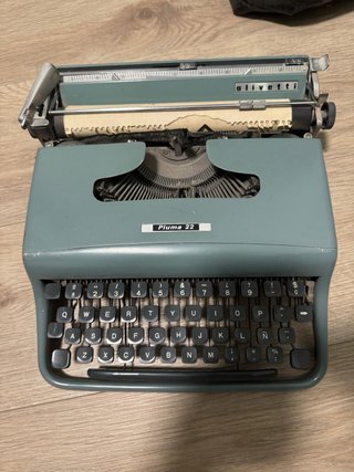 Máquina de escribir Olivetti Pluma 22