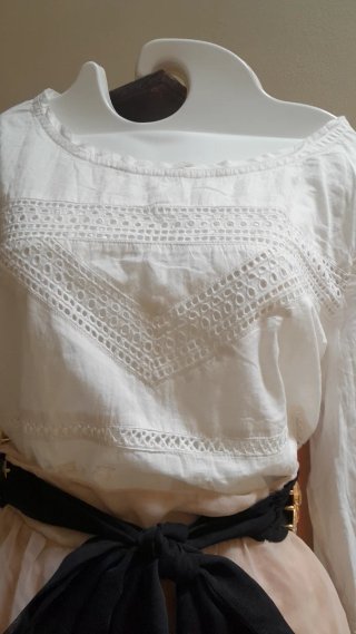 Gonna beige e camicia bianca