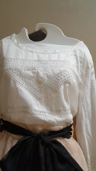 Gonna beige e camicia bianca