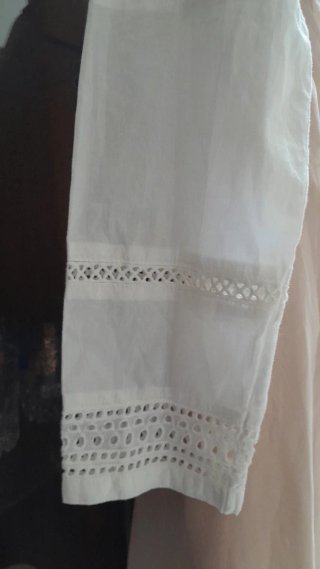 Gonna beige e camicia bianca