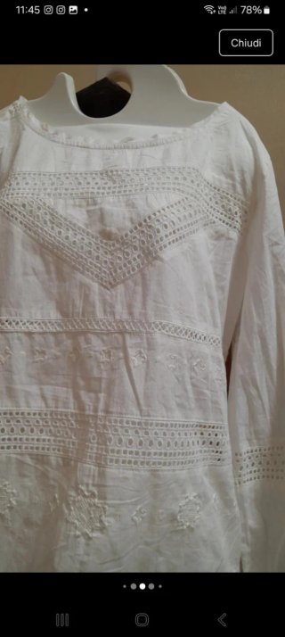 Gonna beige e camicia bianca
