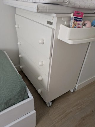 Cambiador Micuna con bañera y cajones.