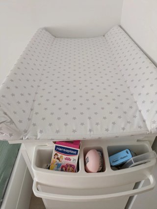 Cambiador Micuna con bañera y cajones.