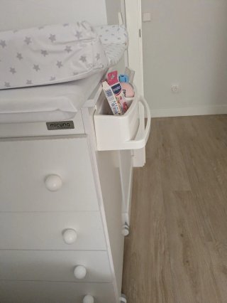 Cambiador Micuna con bañera y cajones.