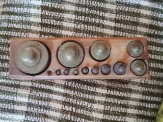 Balanza antigua con juego de pesas