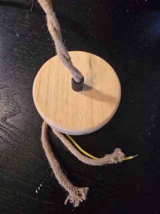 Lampada a sospensione in rattan e legno