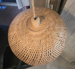 Lampada a sospensione in rattan e legno