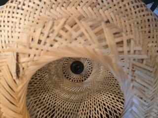 Lampada a sospensione in rattan e legno