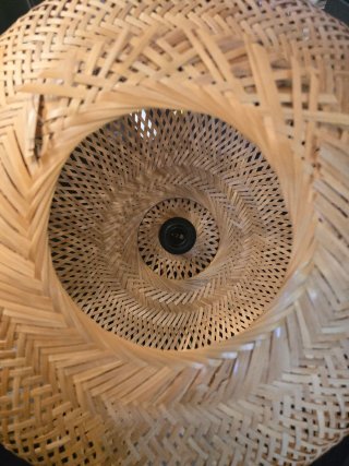Lampada a sospensione in rattan e legno