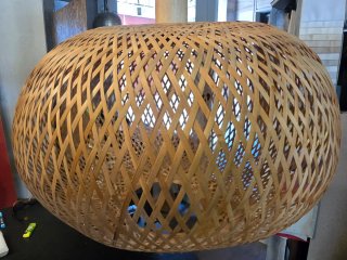 Lampada a sospensione in rattan e legno