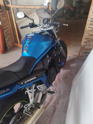 Suzuki Naked Azul