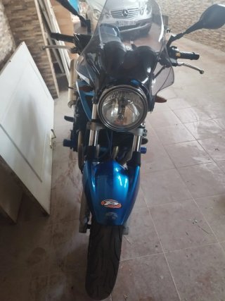Suzuki Naked Azul