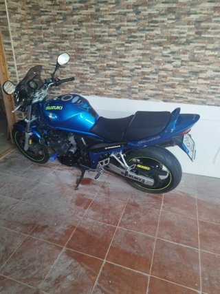 Suzuki Naked Azul
