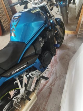Suzuki Naked Azul
