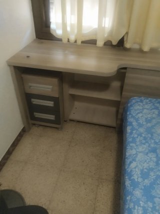 Armario, mesa,cama, estantería de pared,