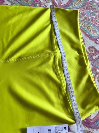 Leggings amarillos con etiqueta