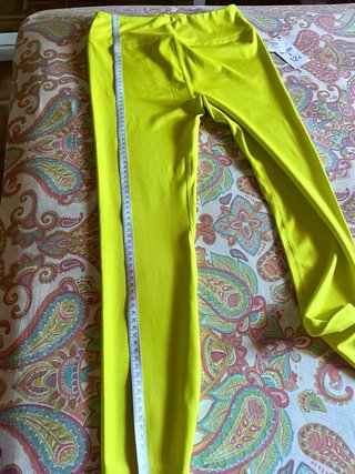 Leggings amarillos con etiqueta