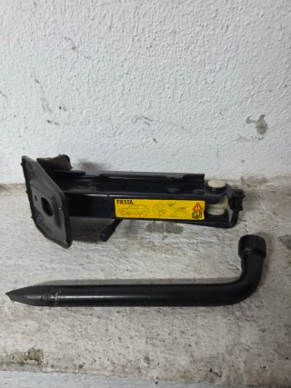 Gato y llave de ruedas coche