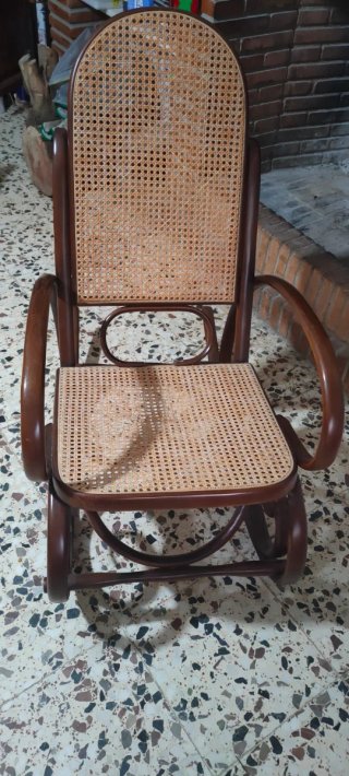 Silla mecedora antigua de madera y ratan