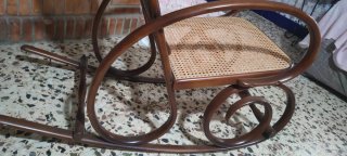Silla mecedora antigua de madera y ratan