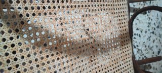 Silla mecedora antigua de madera y ratan