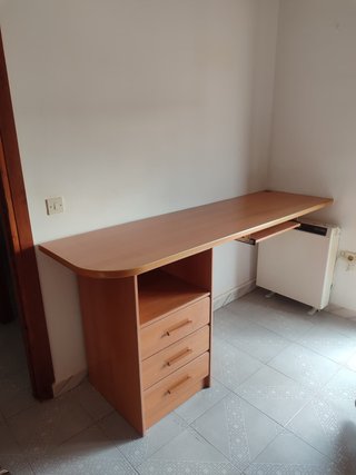 Escritorio de madera en buen estado