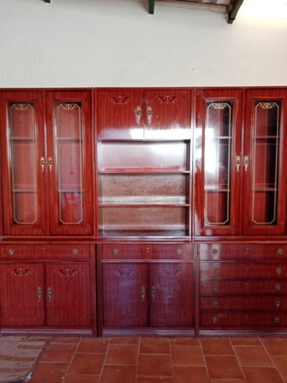 Mueble de salón clásico madera y cristal