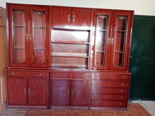 Mueble de salón clásico madera y cristal