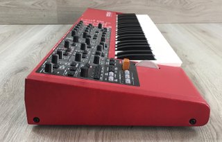 Clavia Nord Lead 4 + custodia