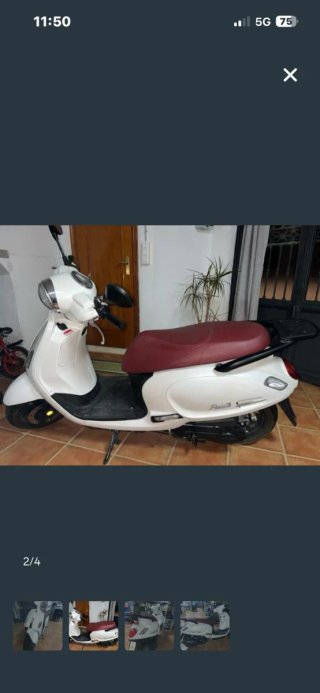 Moto Scooter Blanca y granate