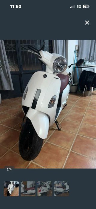 Moto Scooter Blanca y granate