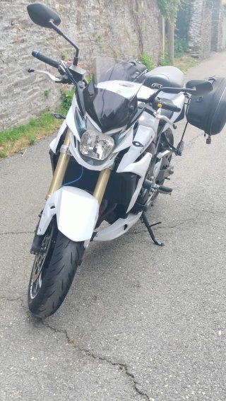 Suzuki GSR 750 pocos km