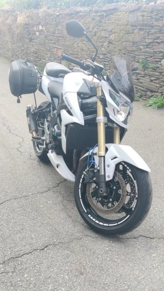 Suzuki GSR 750 pocos km