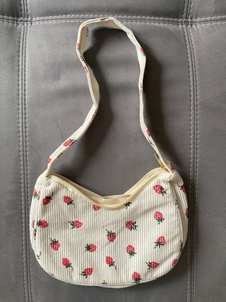 Bolso de hombro con estampado de fresas