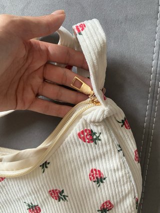 Bolso de hombro con estampado de fresas