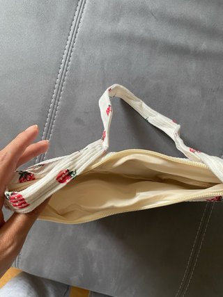 Bolso de hombro con estampado de fresas