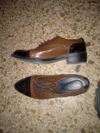 Zapatos de vestir marrones y negros