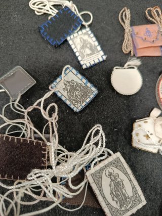 Lote antiguos detentes escapulario religiosos