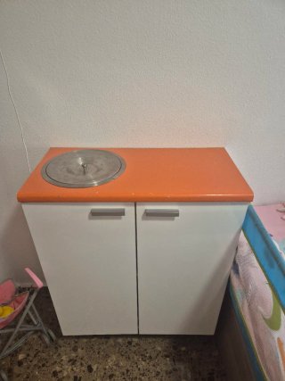 Armario 2 puertas blanco y naranja