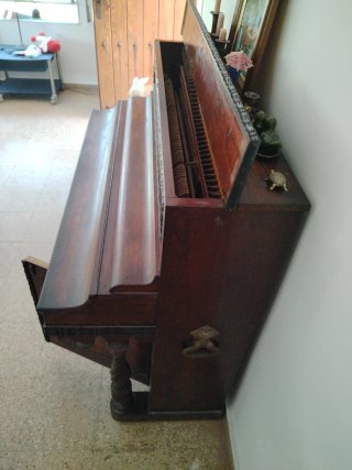 Piano antiguo de madera oscura